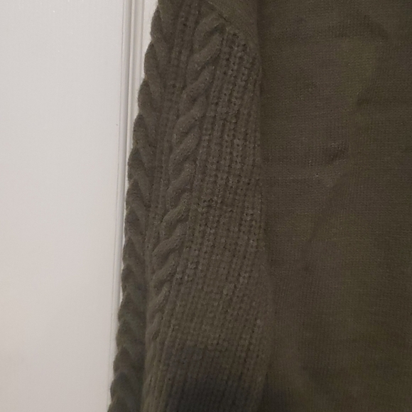 NWT- Green Sweater,  size Large - Picture 3 of 4